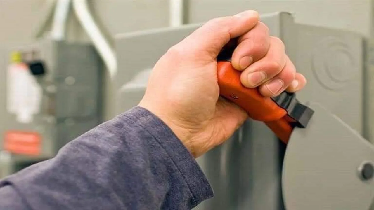 قطع التيار الكهربائي عن قريتي كفر العجمي وكفر قتة بكفر الشيخ غداً